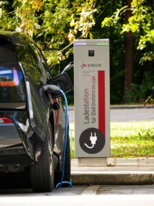 Internet rzeczy (IoT) w samochodach: Połączone pojazdy i inteligentne funkcje