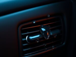 Zapach wilgoci w samochodzie – najczęstsze źródła i jak znaleźć winowajcę (klimatyzacja, nieszczelność, woda pod tapicerką)